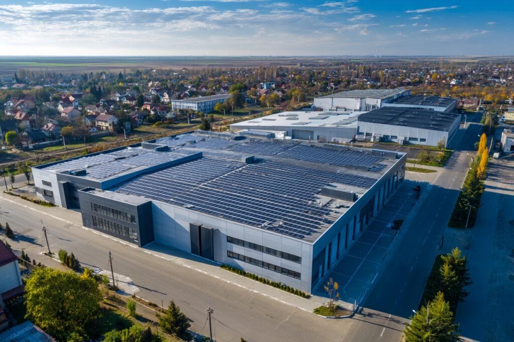 Solar auf einer Lagerhalle